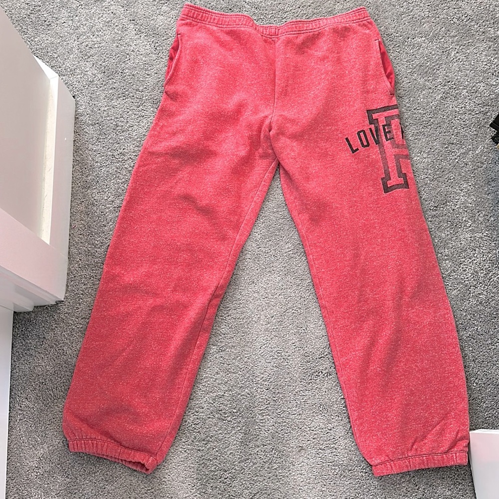VS pink sweatpants gently used. No holes or tears. No drawstring
